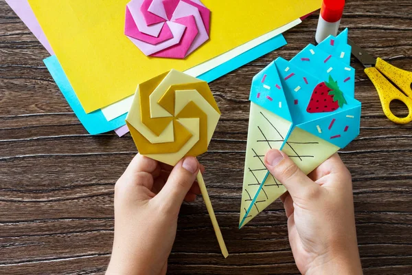 Çocuk Origami Kağıtlı Dondurma Tahta Bir Masada Lolipopun Ellerinde Çocuk — Stok fotoğraf