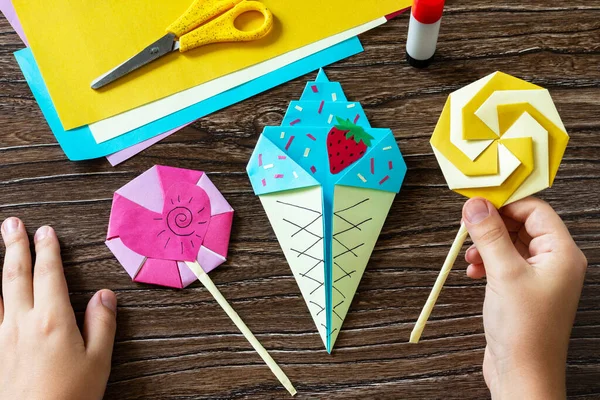 Çocuk Origami Kağıtlı Dondurma Tahta Bir Masada Lolipopun Ellerinde Çocuk — Stok fotoğraf