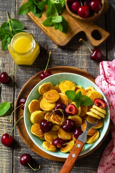 Pequeno Café Manhã Com Panquecas Mini Panquecas Com Cerejas Mel — Fotografia de Stock