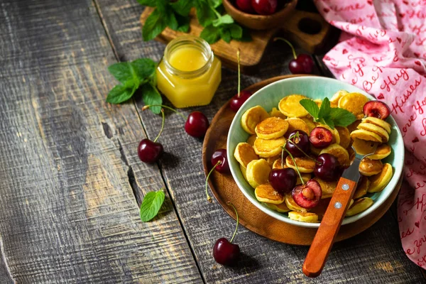 Tiny Pancakes Breakfast Mini Pancakes Cherries Honey Rustic Wooden Table — Stock Photo, Image