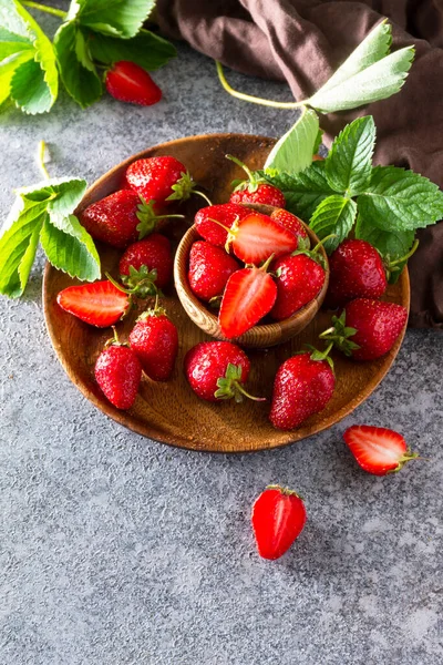 Verse Sappige Biologische Aardbeien Een Kom Met Bladeren Een Grijze — Stockfoto