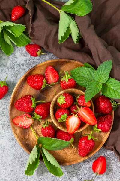 Verse Sappige Biologische Aardbeien Een Kom Met Bladeren Een Grijze — Stockfoto