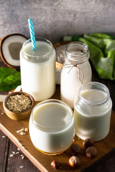 健康素食的概念 用椰子 米饭在厨房桌上分发有机纯素非乳制品奶 — 图库照片
