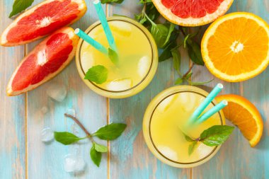 Yaz menüsü içeceği. Portakal ve greyfurt ferahlatıcı buzlu içecek. Üst görünüm düz arkaplan.