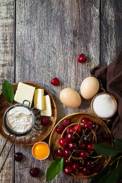 Cherry Bakning Säsongskoncept Ingredienser För Körsbärspaj Röda Körsbär Mjöl Ägg — Stockfoto