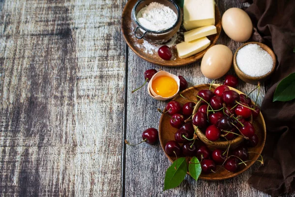 Cherry Bakken Seizoensgebonden Concept Ingrediënten Voor Kersentaart Rode Kersen Bloem — Stockfoto