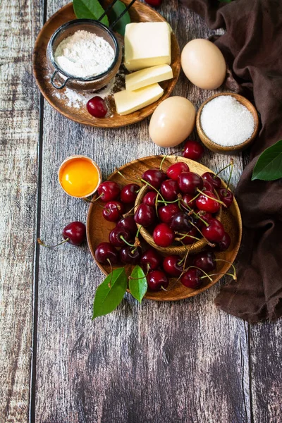 Cherry Bakken Seizoensgebonden Concept Ingrediënten Voor Kersentaart Rode Kersen Bloem — Stockfoto