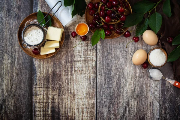 Concepção Cozimento Sazonal Ingredientes Para Torta Cereja Cerejas Vermelhas Farinha — Fotografia de Stock