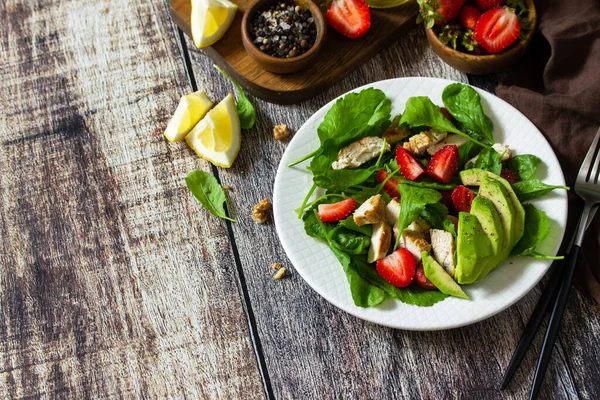 Lunch Keto Summer Salad Strawberries Grilled Chicken Avocado Rustic Table — Stock Photo, Image