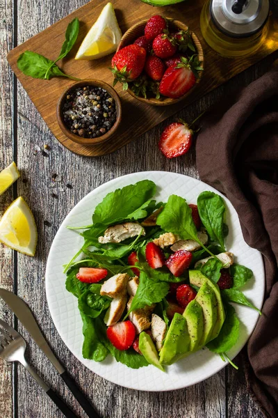 Lunch Voor Keto Zomer Salade Met Aardbeien Gegrilde Kip Avocado — Stockfoto
