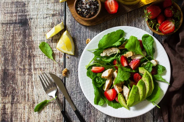 Almoço Para Keto Salada Verão Com Morangos Frango Grelhado Abacate — Fotografia de Stock