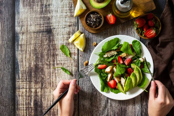 Almoço Para Keto Salada Verão Com Morangos Frango Grelhado Abacate — Fotografia de Stock