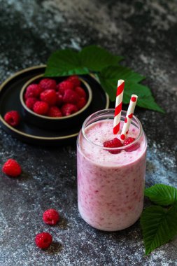 Yaz serin milkshake 'i. Ahudududulu protein karışımı koyu bir arka planda. Boşluğu kopyala.