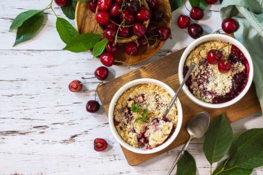 Ev yapımı yaz tatlısı. Ahşap bir masanın üstünde kiraz parçacıkları. Üst görünüm düz arkaplan. Boşluğu kopyala.