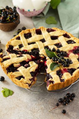 Frenk üzümlü meyveli turta yazı. Taş tezgahın üstünde taze üzümlü turta. Boşluğu kopyala.