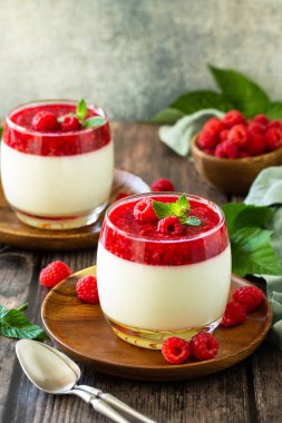 Ahudududulu panna cotta, ahududu reçelli İtalyan tatlısı, ev yapımı mutfak. Boşluğu kopyala.