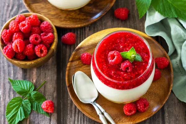 Hallon Panna Cotta Med Hallongelé Italiensk Dessert Hemlagad Mat — Stockfoto