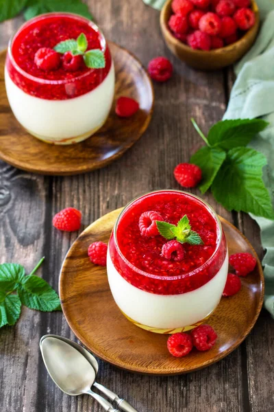 Hallon Panna Cotta Med Hallongelé Italiensk Dessert Hemlagad Mat — Stockfoto