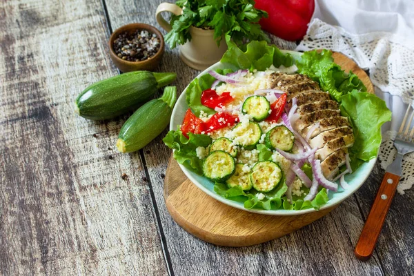 Ostküche Sommer Mittagessen Gesunder Salat Mit Couscous Gegrilltem Gemüse Und — Stockfoto