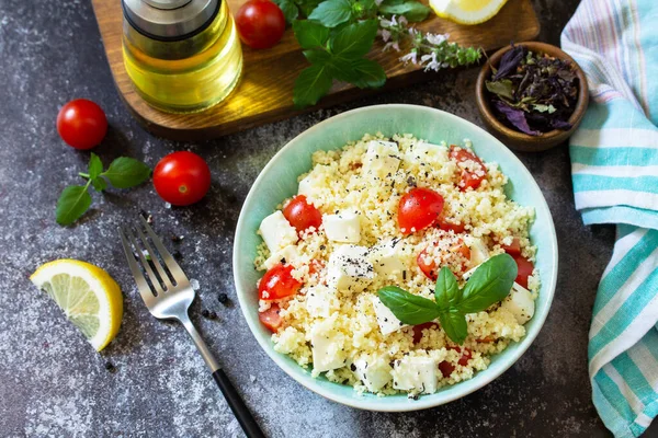 Cocina Oriental Ensalada Saludable Con Cuscús Tomates Queso Feta Albahaca — Foto de Stock