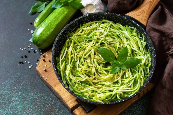 Comida Vegana Saludable Plato Bajo Carbohidratos Fideos Calabacín Cocidos Con —  Fotos de Stock