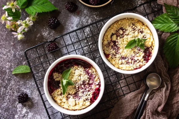 Homemade Summer Dessert Blackberry Crumble Baking Dish Stone Countertop Top — Stock Photo, Image