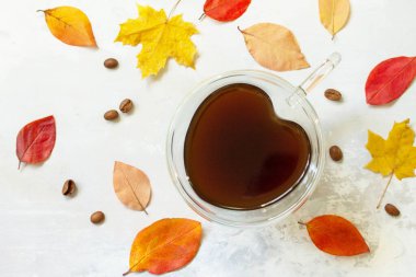 Bir fincan sıcak kahve eşliğinde sonbahar konsepti. 