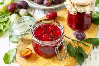 Evi koruma. Ahşap bir masada lezzetli erik reçeli. 