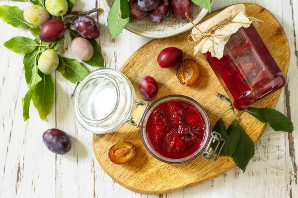 Сохранение Дома Вкусный Сливовый Джем Деревянном Столе Квартира Видом Сверху — стоковое фото