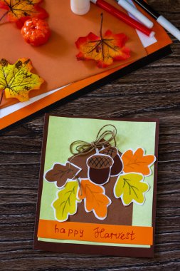 Tahta bir masada şükran günü için tebrik kartı. Çocuk sanat projesi, el yapımı, çocuklar için el işi..