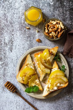 Sağlıklı kahvaltı ya da aperatif, antipasto. Karamelli armut ve ricotta ile ızgara tost..
