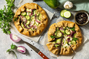 Çavdar unundan yapılmış sağlıklı hamur işleri, tatlı diyeti. Kabaklı, soğanlı ve beyaz peynirli bir galette. Üst görünüm düz arkaplan.