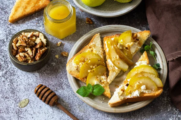 Desayuno Saludable Merienda Antipasto Tostada Parrilla Con Pera Caramelizada Ricotta — Foto de Stock