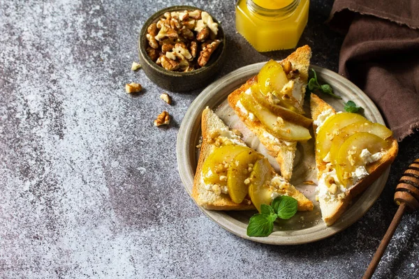 Gezond Ontbijt Snack Antipasto Grill Toast Met Gekarameliseerde Peer Ricotta — Stockfoto