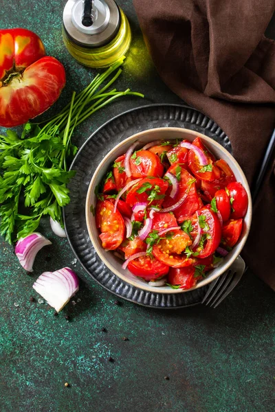 Verano Ensalada Verduras Con Tomate Fresco Cebolla Aceite Oliva Comida —  Fotos de Stock