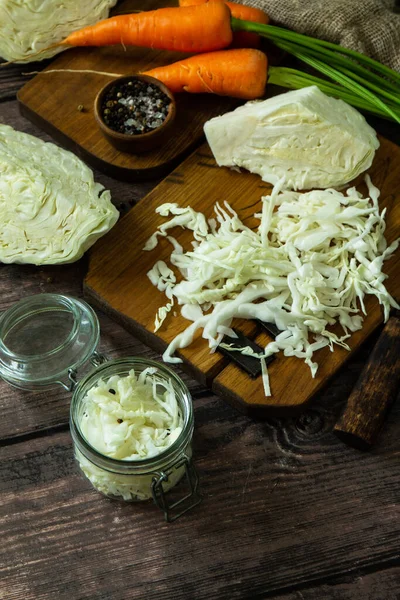 Fermenterad Mat Förbered Hemmagjorda Surkålsburkar Med Och Morot Rustika Träbord — Stockfoto