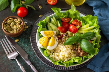 Sağlıklı yiyecekler. Yumurtalı ton balığı salatası, marul, kinoa, sebze ve kabak çekirdeği..