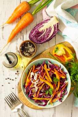 Lahana salatası. Tahta bir masada kasede lahana salatası. Üst görünüm düz arkaplan.