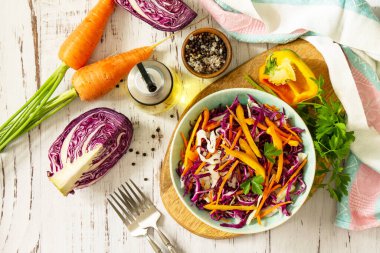Lahana salatası. Tahta bir masada kasede lahana salatası. Üst görünüm düz arkaplan.
