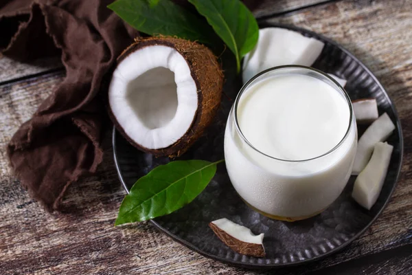 饮食和健康营养概念 从厨房桌子上的椰子中提取替代坚果奶 — 图库照片