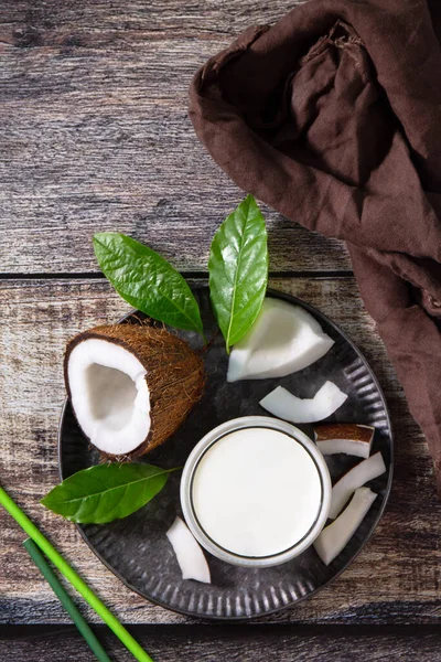 饮食和健康营养概念 将椰子中的坚果牛奶放在厨房的桌子上 顶视图平面背景 — 图库照片