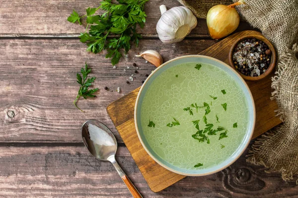 Sıcak Zengin Suyu Bouillon Kırsal Bir Masada Otlar Üst Görünüm — Stok fotoğraf