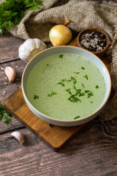 Heiße Reichhaltige Fleischbrühe Brühe Mit Kräutern Auf Einem Rustikalen Tisch — Stockfoto