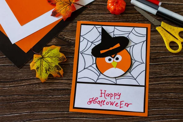 Pozdrav Naštvaný Pták Dracola Halloween Dřevěném Stole Dětský Umělecký Projekt — Stock fotografie