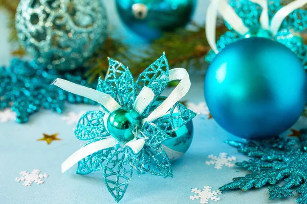 クリスマスの背景 構成青い背景にクリスマスの装飾 — ストック写真