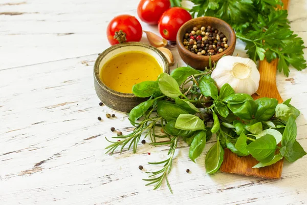 Ingredientes Para Cozinhar Temperos Ervas Óleo Azeitona Verduras Uma Mesa — Fotografia de Stock