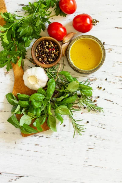 Ингредиенты Приготовления Пищи Травы Специи Оливковое Масло Овощи Деревянном Столе — стоковое фото
