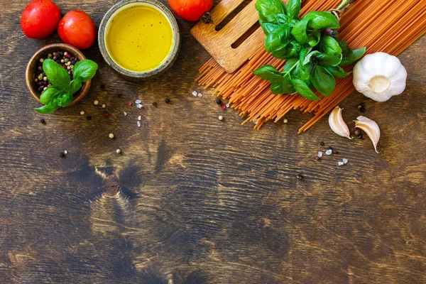 Składniki Kuchni Włoskiej Pomidorowe Spaghetti Przyprawy Ziołowe Oliwa Oliwek Warzywa — Zdjęcie stockowe
