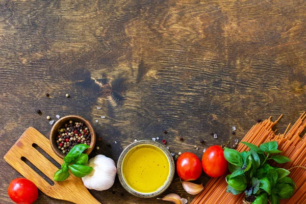 Ingredientes Para Cozinha Italiana Esparguete Tomate Temperos Ervas Óleo Azeitona — Fotografia de Stock