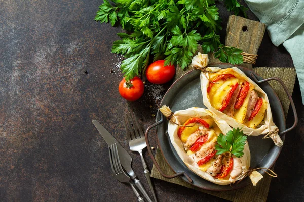 Gezond Voedzaam Voedsel Turkije Gebakken Met Tomaten Kaas Een Stenen — Stockfoto